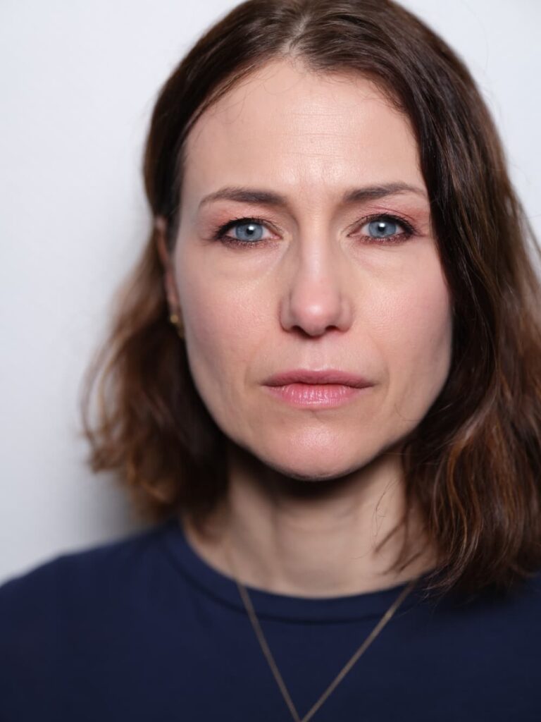 Aggie Frost Amselcom